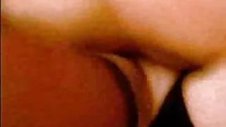 Busty apskretėlė turi. Jis valo savo asilą su gaidžiu.