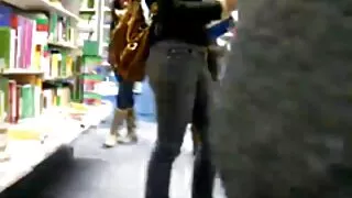 Sėdi ant gigantiškos juodos varpos.