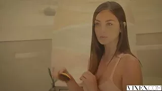 Rusas sutinka pasimylėti su draugu.