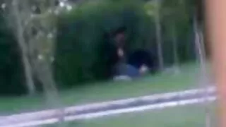 Pakrikę garbanotas jauniklį fucks su draugais savo miegamajame.