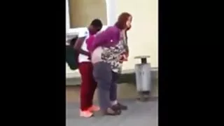 Vaikinas nori fuck mergina lovoje.