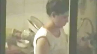 Brunettes pliaukštelėjimas vieni kitiems Į Subinę.