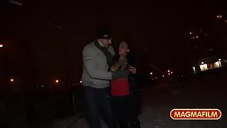 Brunetė yra įrėminta seksui su vyro draugu.