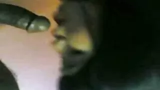 Mergina pasiima jį į veidą po siurbimo.