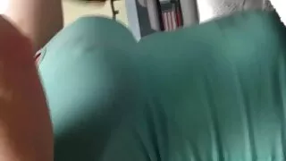 Japonijos mergina patinka jos draugas su handjob su gumos makšties pagalba.