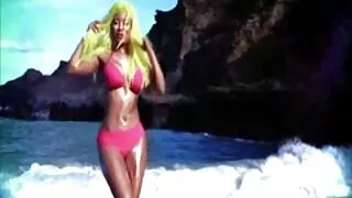 Karlee gra ha mylisi su savo neramu kaimynu, kuris ją stebėjo.