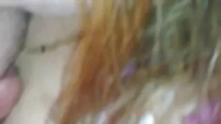 Su siauromis akimis sėdi ant gaidžio.