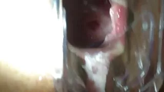 Jis jerks savo gaidys su savo kojomis ir užima dalį cum.