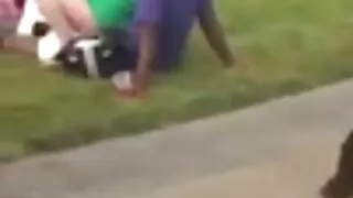 Apskretėlė fucks su mylimuoju priešais savo vyrą.