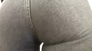 Jis turi merginą į asilą, užsikabinęs gatvėje.