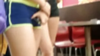 Sperma išeina iš mergaičių.