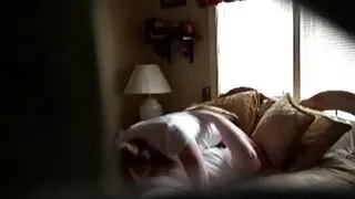 Sekretorius masturbates ir cums. Mergina Kojinės ir akiniai.
