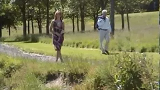 Lieknas mergina Sušikti su darbuotojas.