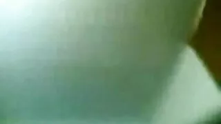Vyras su dideliu Gaidžiu. Patenkinti dvi merginos.