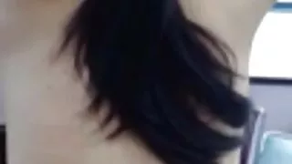 Tina Ka Ka vizgina savo uodegą priešais vaikiną, kad gautų pakliuvom.