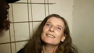 Biseksualių moterų fuck ant kameros su agentu.