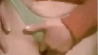 Mulatė turi oralinį seksą.