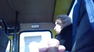 Vaikinas vilioja kaimyno merginą pasimylėti.