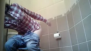 Mokytojas fucks sau į subinę su dildo.