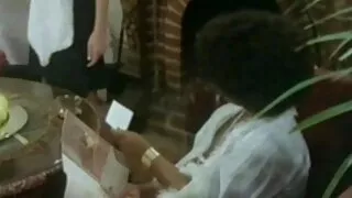 enn Annifer pasiduoda savo meilužiui į pasimatymą.