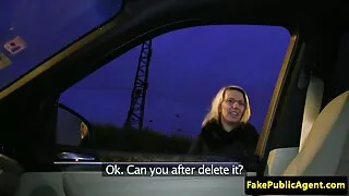 Pardavėjas fucks kliento Pūlingas Ir Asilas. Seksas persirengimo kambaryje.