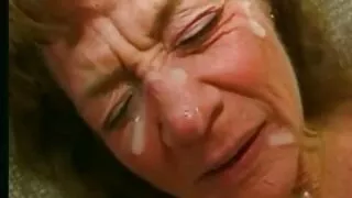 Mia ta TaLor išbando savo burną dėl Gaidžio stiprumo.