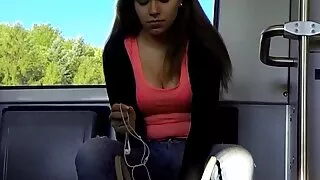 Mergina pees per analinis seksas.