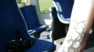 Radau Vaikinas Masturbuojantis žurnale.   Sušikti, kol Cumshot.