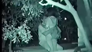 Mergina žaidžia su lotyniškomis glamonėmis.