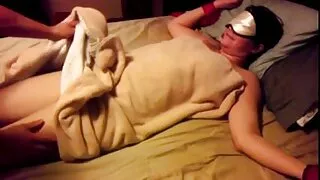 Ponytail apgaudinėja savo vyrą su nepažįstamu žmogumi.