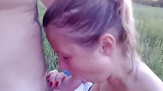 Važiuoja grynas gaidys su dideliais zylės.