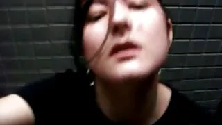 Baba po sekso praryja merginos vyro spermą.