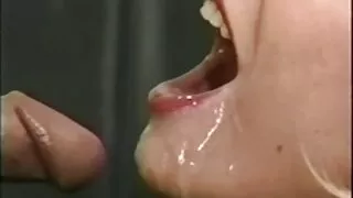Bella Rolland suteikia masseur.