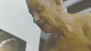 Moksleivė mates iš palūkanų.