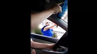 Garbanota juoda moteris mylisi su savo draugu.